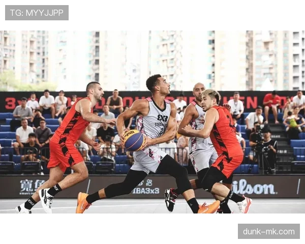 米切尔突破频繁拉开空间，助力球队关键时刻持续得分