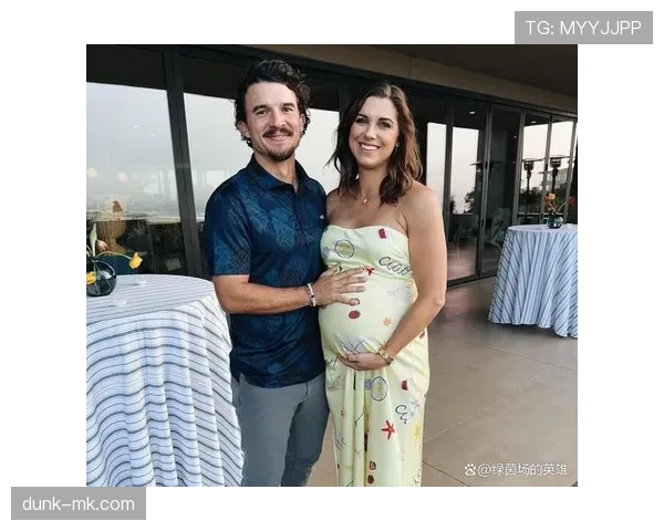 亚历克斯·摩根训练完顺手买了个包，价格够我交三年房租